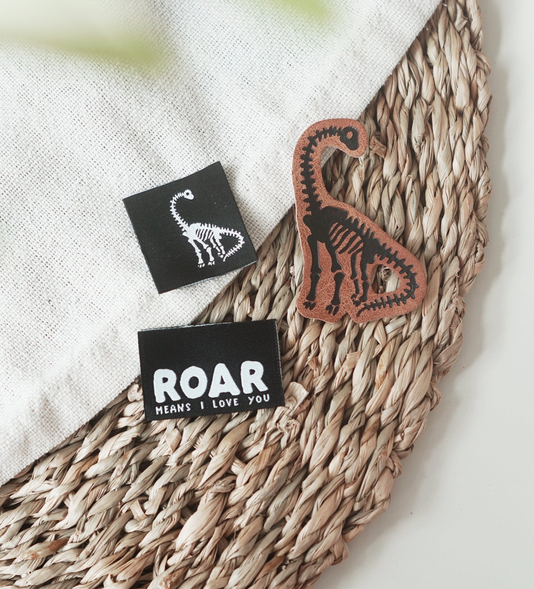 Kunstlederlabel - dino *iron - on* - Paul & Clara