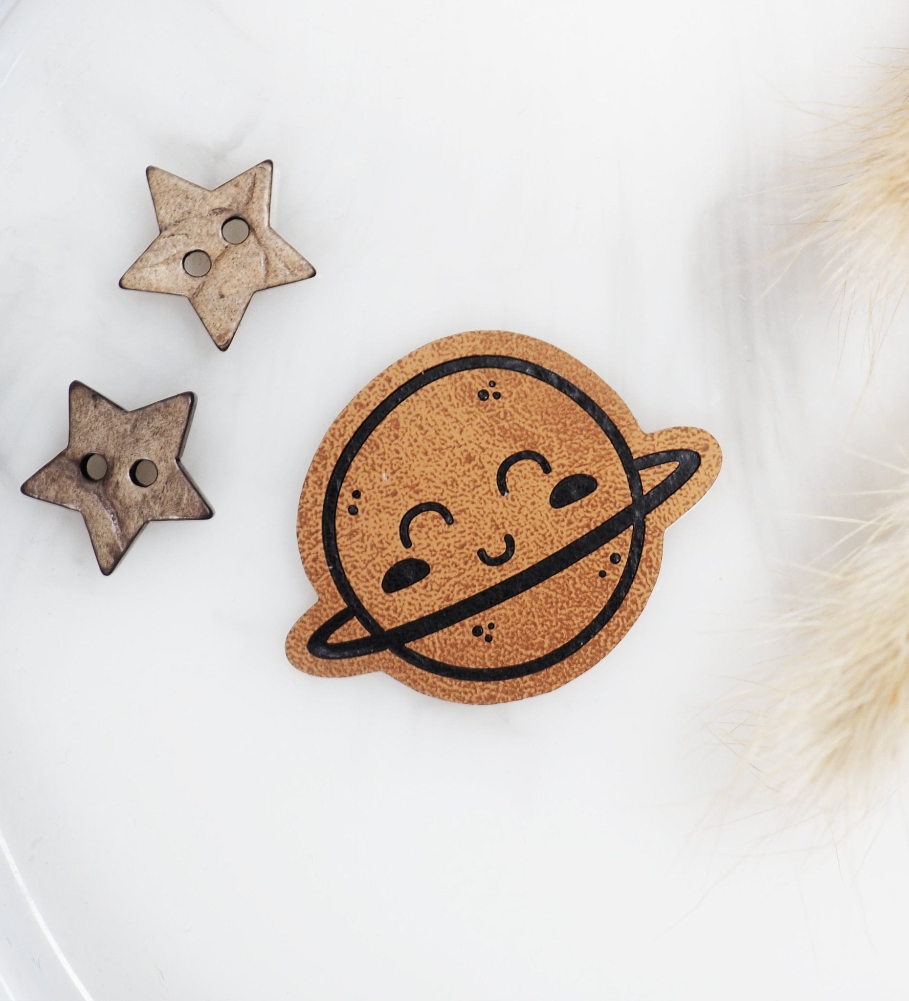 Kunstlederlabel - Planet *Saturn* *iron - on* - Paul & Clara