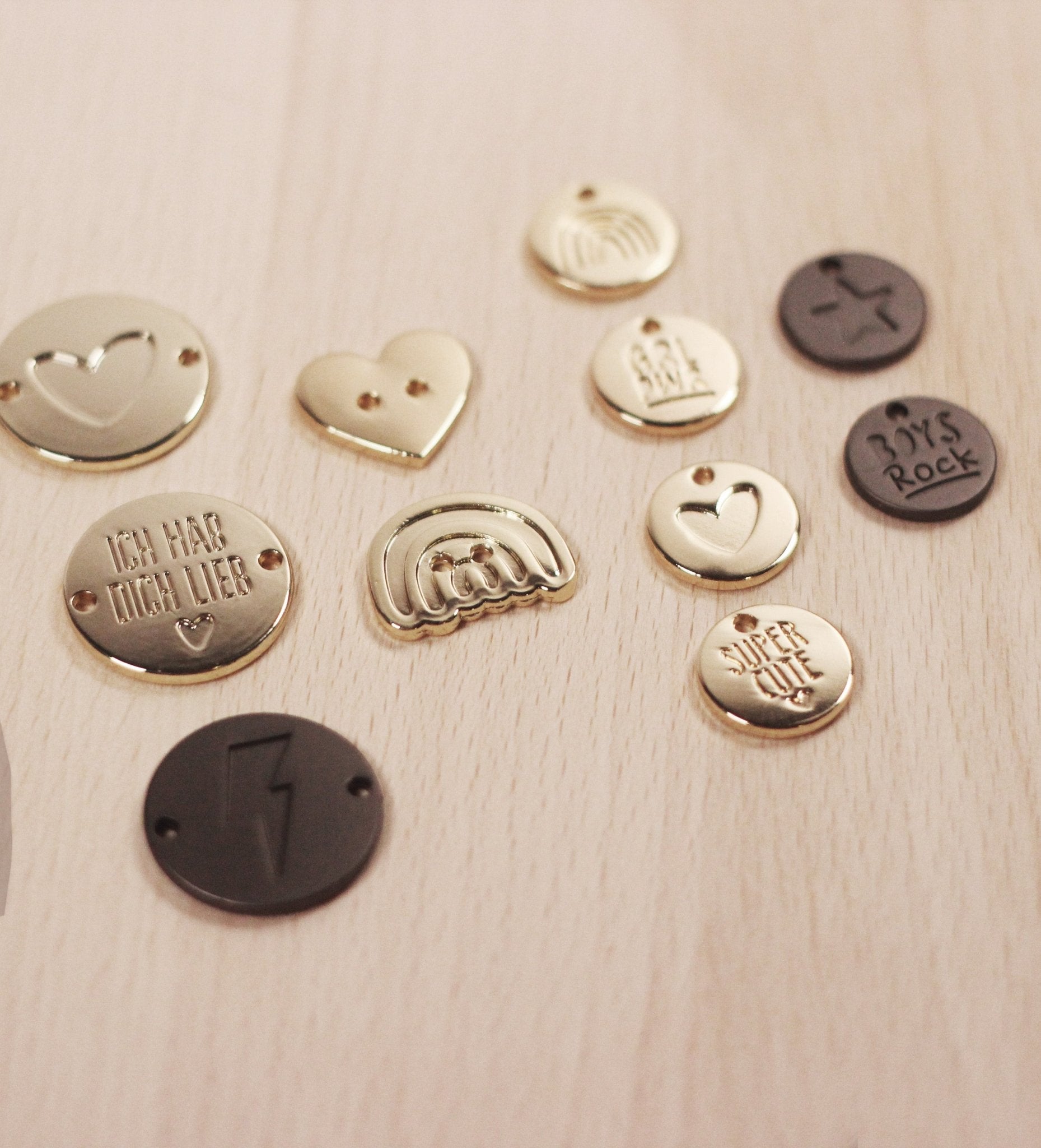 Metall Label Anhänger - Regenbogen *gold* - 1,5 cm - Paul & Clara