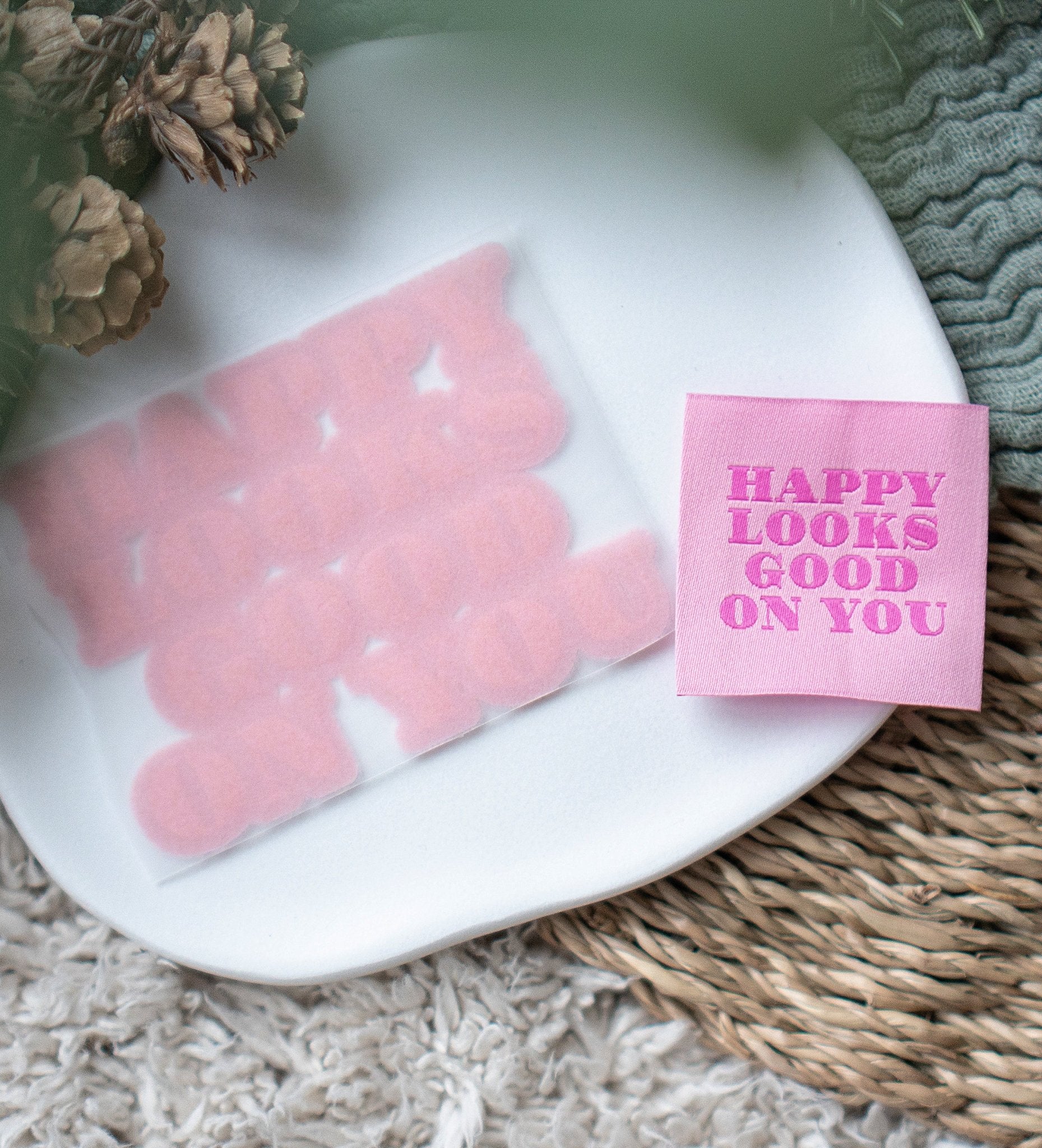 Weblabel - happy looks good on you - Paul & Clara