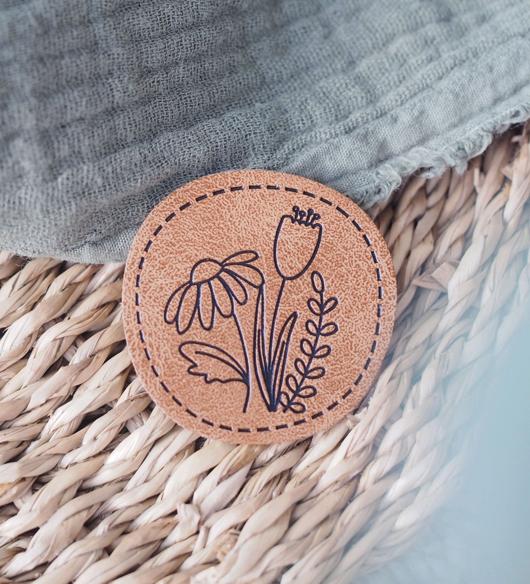 Kunstlederlabel - Blumen *iron-on* - Paul &amp; Clara